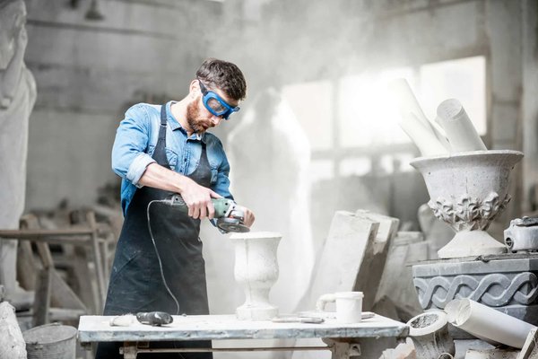 Quels matériaux utiliser pour créer des sculptures cinétiques et comment garantir leur durabilité ?