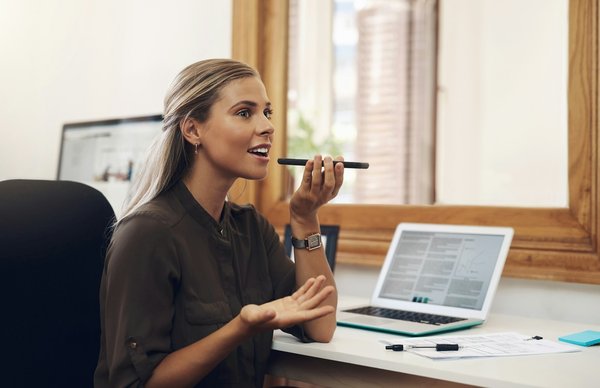 Voix-off femme : conseils pour sublimer votre expérience audio